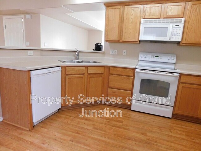 Building Photo - 3136 Shamrock Dr