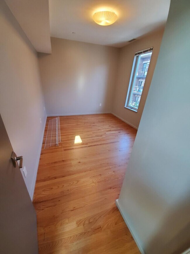 Building Photo - 9/1 Huge, modern 5BR/2.5BA w/parking, AC, w/d in unit!