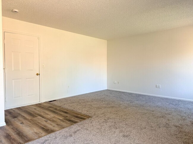 Building Photo - Single-Family Home in Littleton!