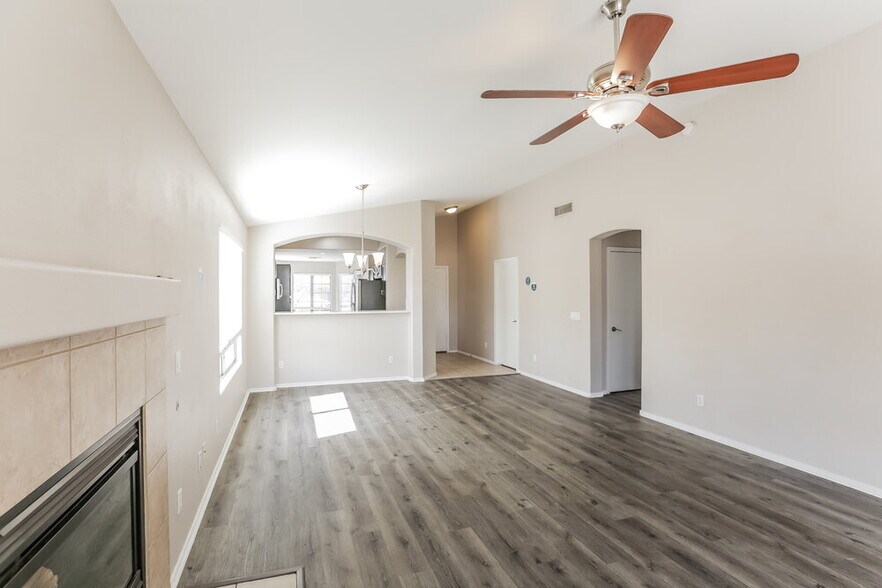 Building Photo - 13324 W Maui Ln