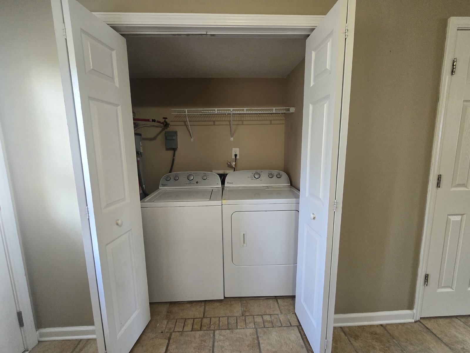 Building Photo - 812D Oak Arbor Ct