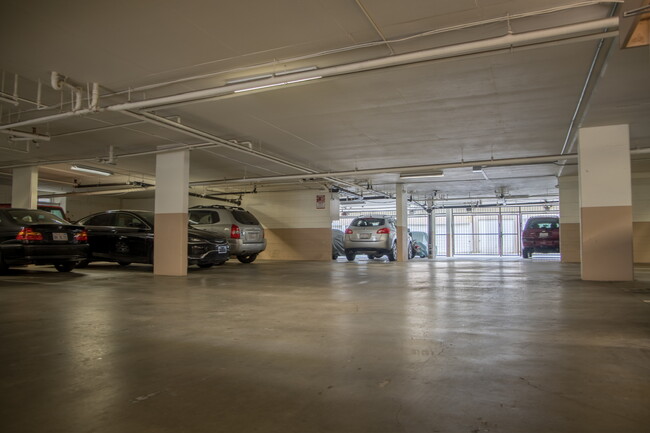 Building Photo - 117 S Doheny Dr
