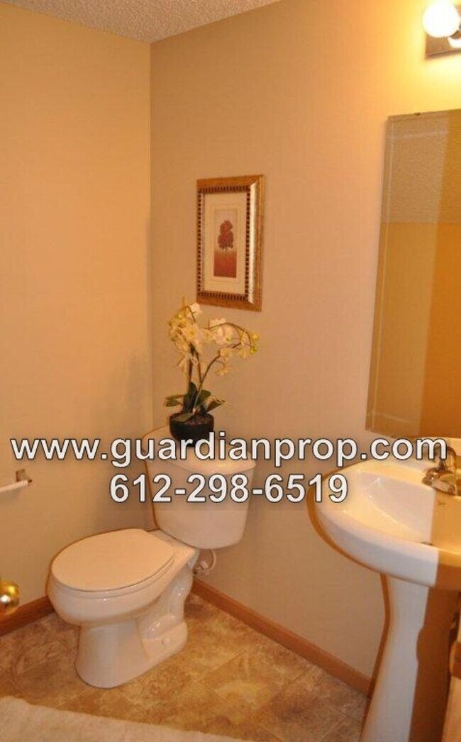 Building Photo - Townhouse Available July 1, Open Floor Pla...