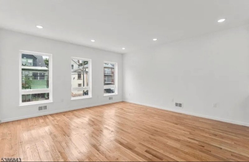 Building Photo - 121 Osborne Terrace