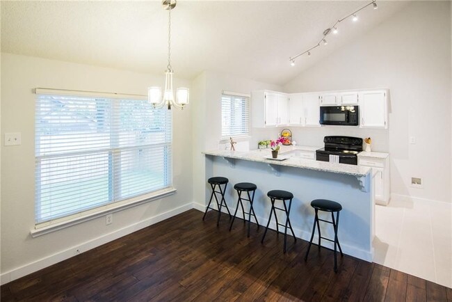 Building Photo - Boxwood Drive