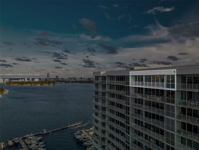 Building Photo - 7601 E Treasure Dr