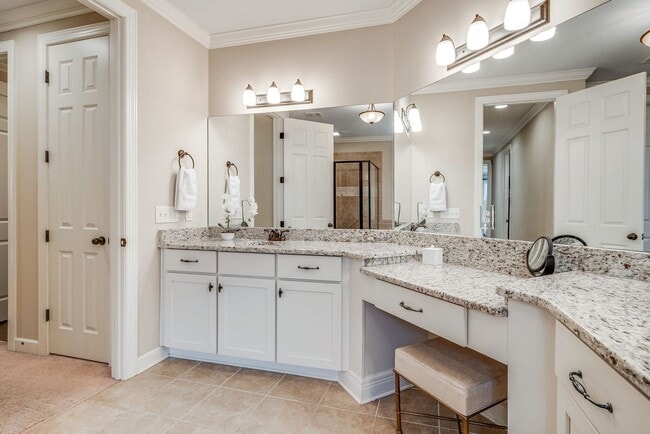 Building Photo - Custom built home in a great location in B...