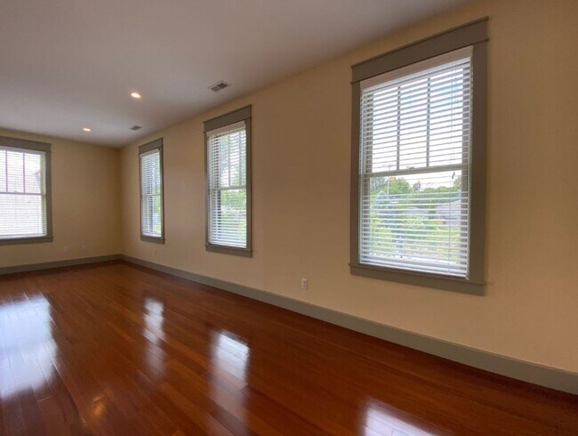 Building Photo - 235 W Dodds St