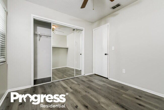 Building Photo - 10119 Deepbrook Dr