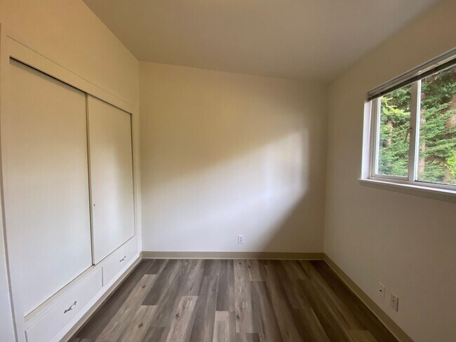 Building Photo - Des Moines Rambler w/ Large yard