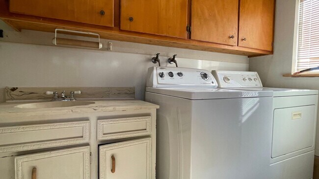 Building Photo - 3BD/2BA Single-Family Home with Attached Garage, Hardwood Floors, Washer/Dryer Included - Pets We...