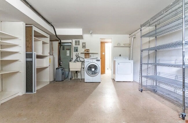 Building Photo - Charming 5 Bedroom/3 Bathroom Home with Large Finished Basement in Catonsville, MD!