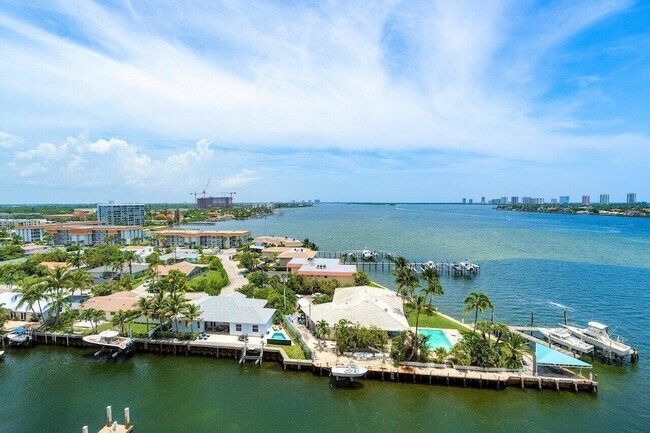 Building Photo - 2650 Lake Shore Dr