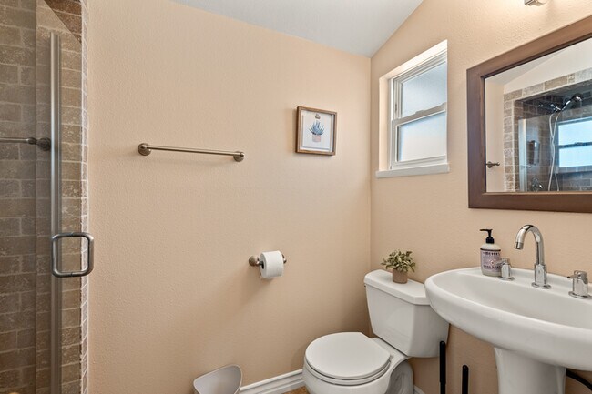 Building Photo - Chic Family house in West Covina