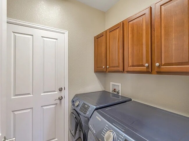 Building Photo - 5255 Clovervale Cir