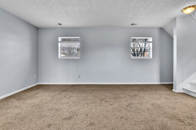 Building Photo - $2,540.95 with $300 off the first month's Rent- 4 Bedroom, 1.5 Bath, Single Family Home in Aurora...