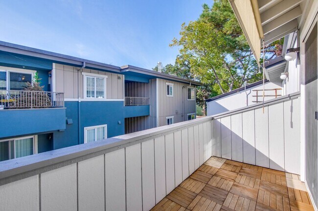 Building Photo - Remodeled 2 Bed 2 Bath Modern Condo with Bonus Loft Area