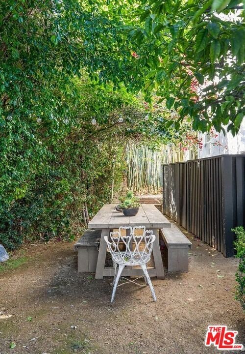 Building Photo - 1514 Sunset Plaza Dr