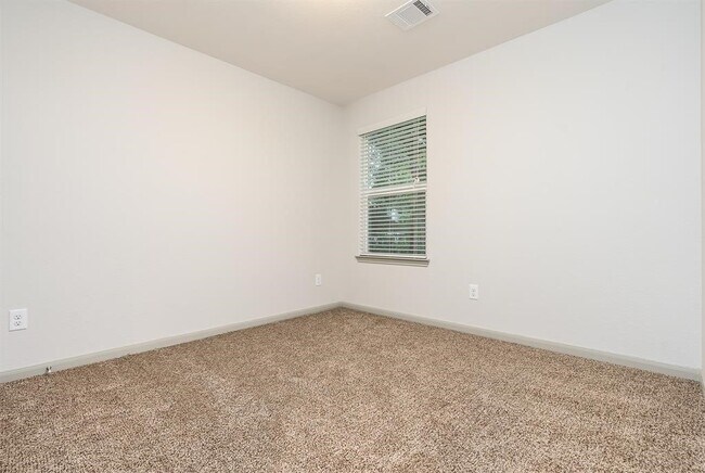 Building Photo - 910 Shady Ln