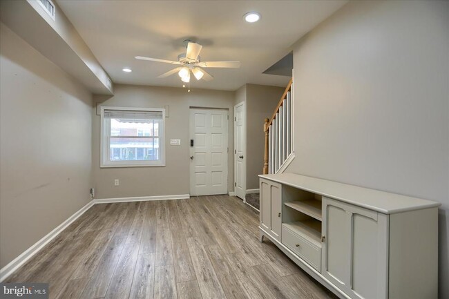 Building Photo - 1207 Anglesea St