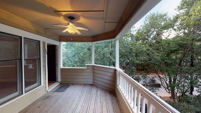Building Photo - Wonderful Uptown renovated top floor condo!