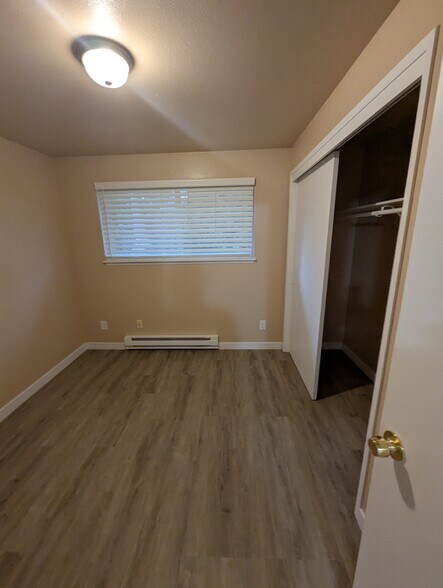 Room1 - 6115 W Beech St