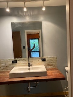 upper level bathroom - 814 Tullahoma Dr