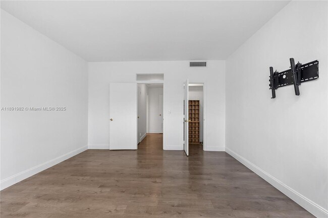 Building Photo - 4925 Collins Ave