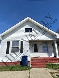 Building Photo - Two Bedroom, Walking Distance to Campus