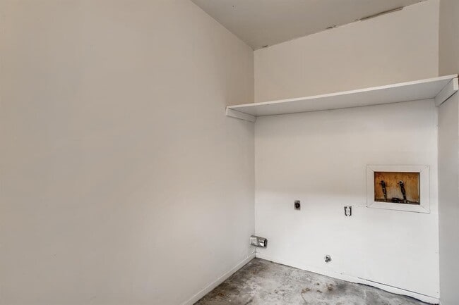 Building Photo - 818 Sahara Ave