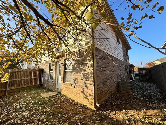 Building Photo - 2338 Kingsway Dr