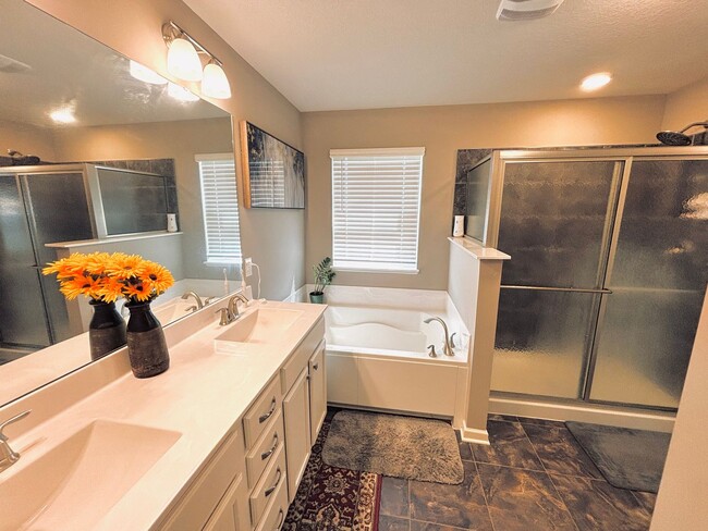 Building Photo - Solar Home!  Beautiful 4bed/3bath Single Family Home in Shakopee