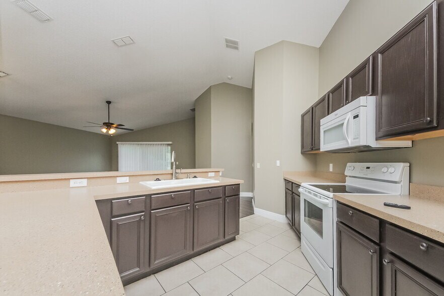 Building Photo - 1320 Creekview Ct