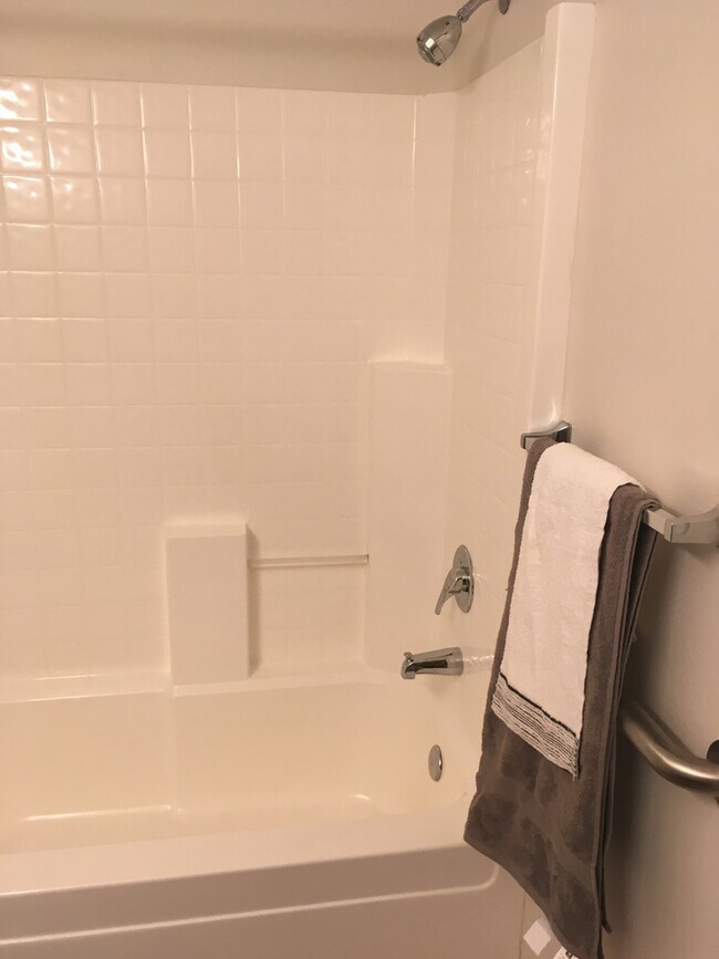 Building Photo - Your Terrace Heights Retreat- Spacious com...