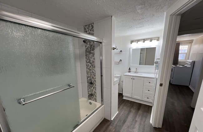 Building Photo - Updated 1 Bedroom 1 Bathroom Ranch Home in...