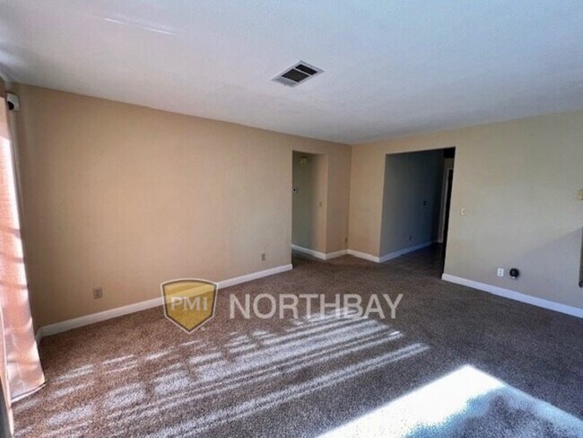 Building Photo - 1313 Lois Ln