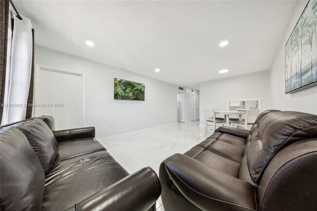 Building Photo - 140 Royal Palm Rd