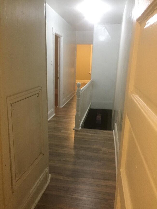 Building Photo - Great starter home for family!