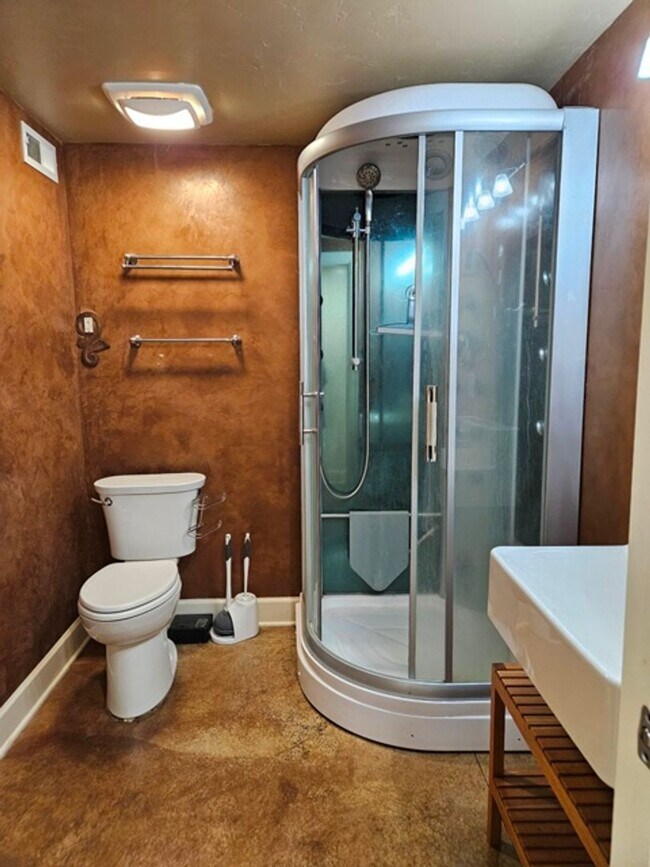 Building Photo - 4Bd/5Ba Multi Story Home - For viewing by ...