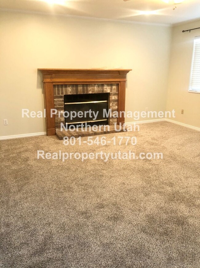 Building Photo - 4 Bedroom 2.5 Bathroom House In Layton Available!