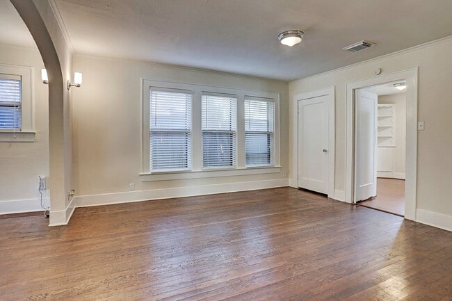 Building Photo - Well Maintained 2 Bedroom House