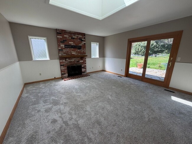 Building Photo - Peaceful 3 Bedroom Single-Level Home on Spacious Corner Lot Near Fir Grove Park