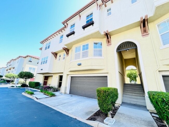 Building Photo - Beautiful 3BD/2.5BA Tri-Level Gallery Walk...