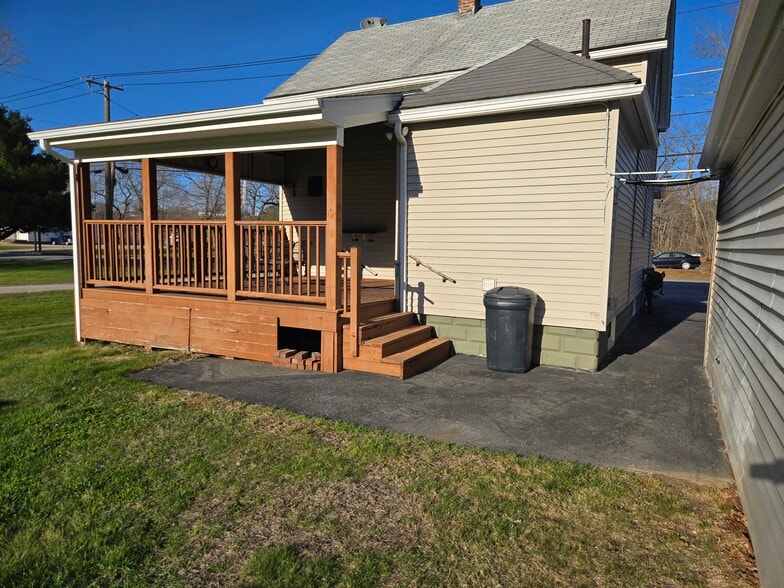 Building Photo - 521 Riverside Dr