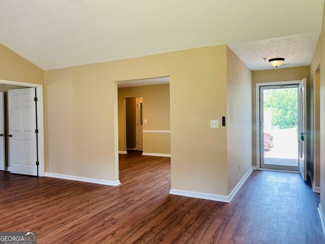 Building Photo - 210 Shamrock Way