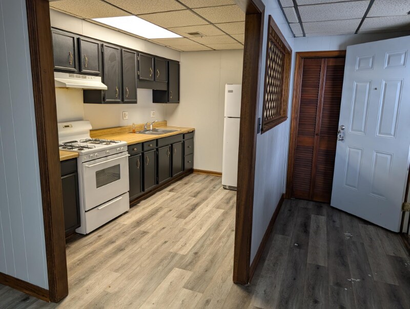 Building Photo - 209 W Oak St