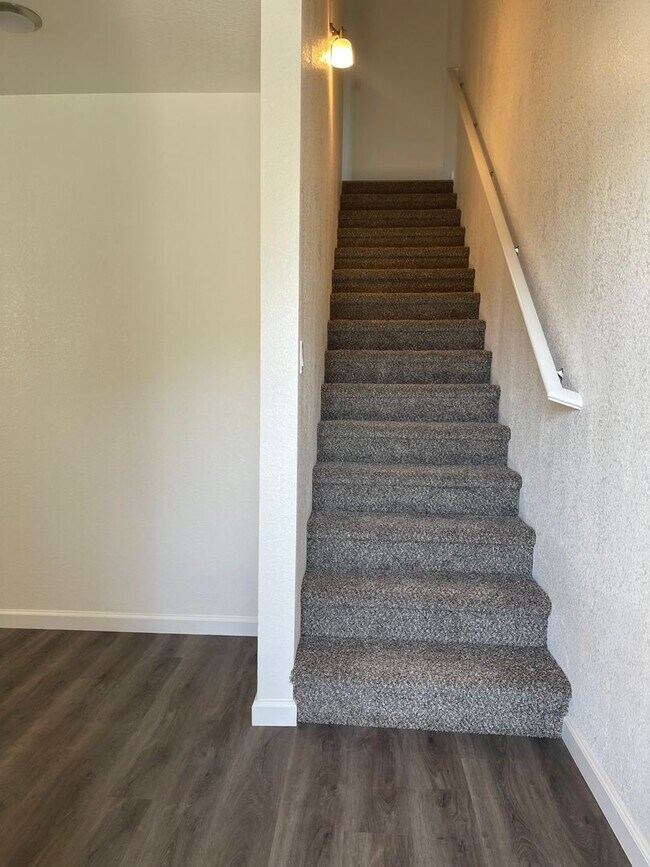 Building Photo - Townhouse in a gated community near Creeks...