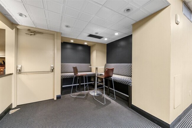 Building Photo - 320 Fort Duquesne Blvd