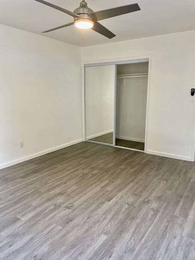 Building Photo - Van Dyke Triplex