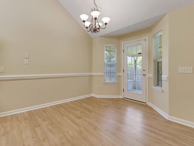 Building Photo - 3 Bed/2 Bath Home in Main Street!